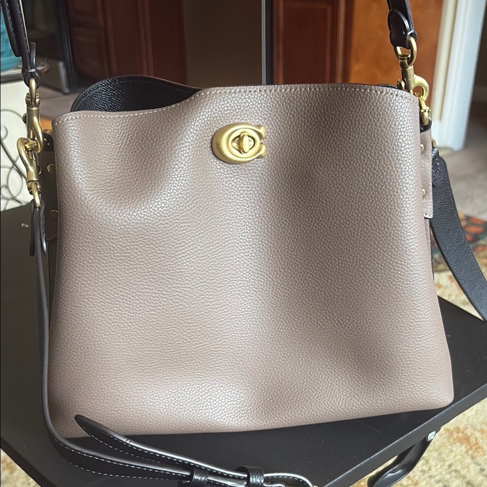 Coach Brown Gold Shoulder Bag with Elegant Design